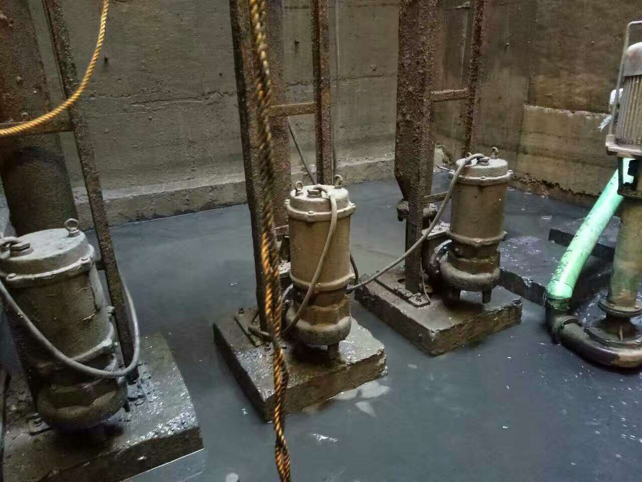 北关污水池清理