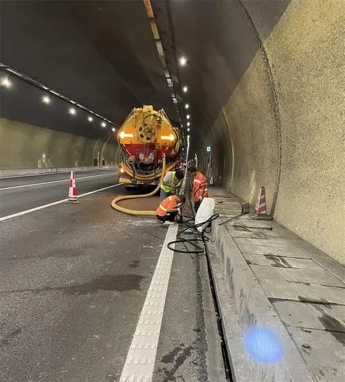 北关隧道排水渠清淤